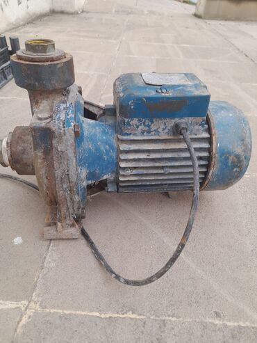 Baklar və çənlər: Mavi rəngli elektrik su nasosu. Korpusu metal materialdandır və yaxşı