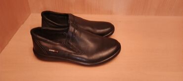 kişi üçün yun şap şaplar: Qara rəngli klassik kişi ayaqqabısı - Model: slip-on (bağsız), rahat