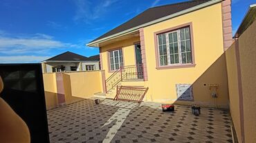 Həyət evləri və villaların satışı: Satılır: həyət evi - Ümumi təsvir: Hündür hasarla əhatələnmiş, dəmir — 2