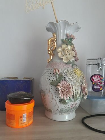 вазу: Декоративная ваза есть маленькая трещина,приклеила ее,но чуть чуть