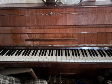 Pianolar: AKKORD pianino – b/u klassik dizayn, taxta korpus, parlaq qəhvəyi lak