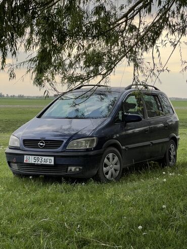 семиместные машины: Компактный минивэн Opel Zafira синего цвета. Модель оснащена