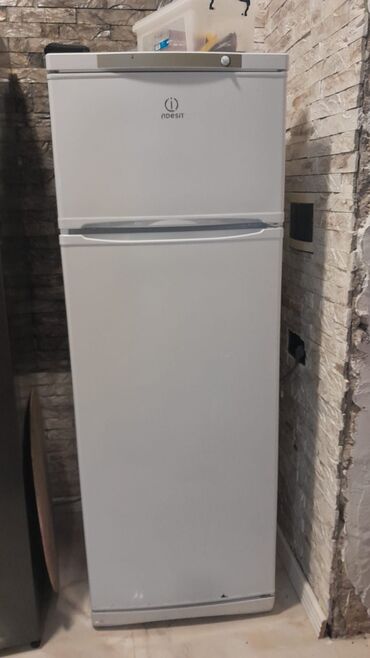 маленький холодильник: Indesit iki qapılı soyuducu - Rəng: ağ - Üst qapı – dondurucu bölmə -