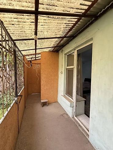 Продажа коттеджей и домов: 🏡 Продаётся просторный дом 📍 Район Ош базар Срочная продажа! • 🛏 — 6