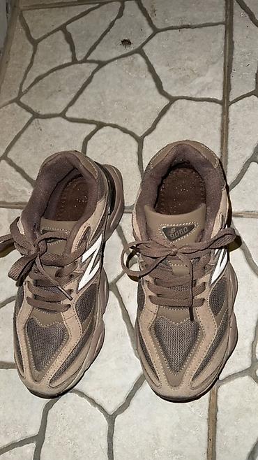 dioptrija plus 1: New Balance 9060 patike u braon/taupe nijansi sa belim “N” logotipom — 3