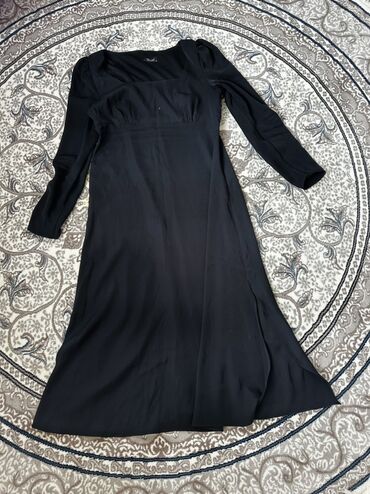 платье миди с разрезом на ноге: Черное женское платье миди с длинными рукавами. - Цвет: глубокий