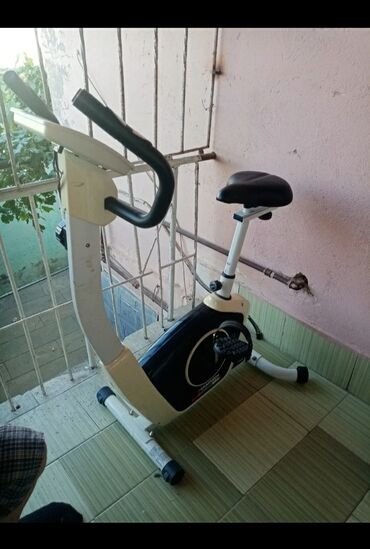 Velotrenajorlar: Stasionar velosiped (exercise bike) - Kompakt və stabil konstruksiya