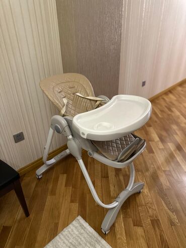 Yemək masaları, oturacaqları: Uşaqlar üçün tənzimlənən yemək kreslosu, açıq qəhvəyi rəngli yastıqlı