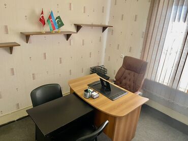 Ofislər: Ofis otağı – tam mebellə Təsvir: - İşıqlı, pəncərəli kabinet, dikey — 1
