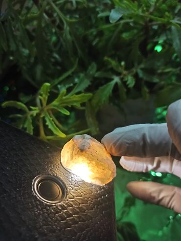 Qiymətli daşlar: Təbii mineral nümunəsi – şəffaf-boz kristallı quruluşlu və işıq — 7