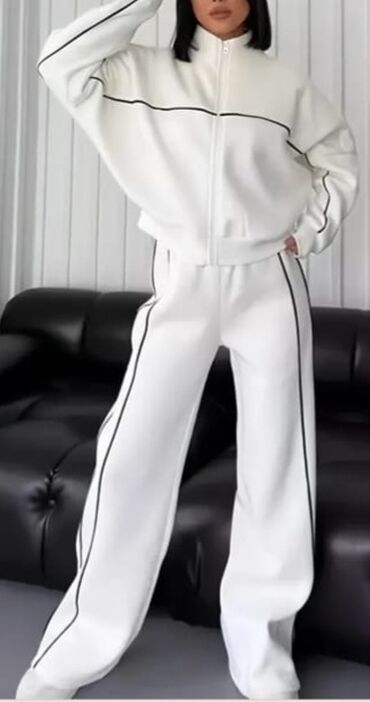 шуба из овчины азербайджанская: Ağ rəngli qadın spor dəsti – iki hissədən ibarət. - Üst: Fermuarlı