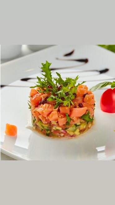 продаю салат: Тартар из лосося - Авторская порционная подача на белой тарелке