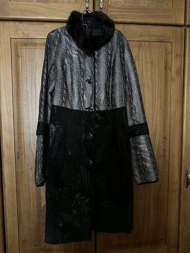 Шубы: Кожаное пальто с норковым воротником 46 размера очень хорошего