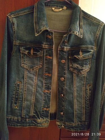 синяя рубашка: Продаю джинсовую куртку на девочку в идеальном состоянии,одели 2раза