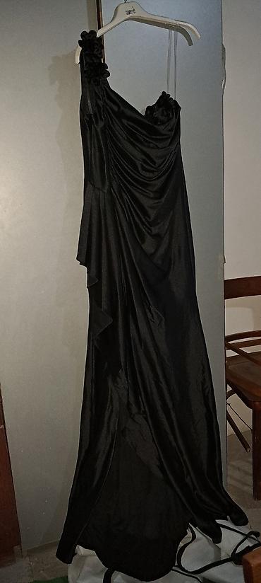 Qadın geyimləri: Qara gecə/libas paltarı - Model: Uzun, axıcı siluetli, birqollu — 1