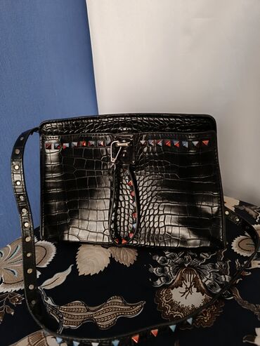 valentino: Çiyin çantası, Valentino, İşlənmiş
