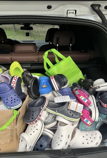 Женская обувь: Большой выбор клогов Crocs различных цветов и размеров. Удобная и