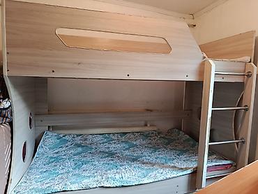 Двухъярусная кровать с нижним спальным местом и защитным бортиком