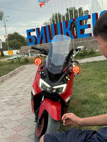 зеркала на мотоцикл купить: Красный скутер Yamaha NMAX. Модель оснащена ветровым стеклом и