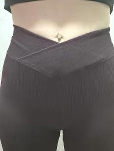 Helanke, biciklistički šortsevi: Ženske helanke tamne boje sa rebrastom teksturom. Karakteriše ih visok — 22