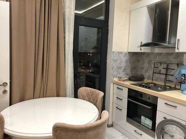 Uzunmüddətli kirayə mənzillər: 28 may metrosunun yaxınlığında 2-ci çixişinda 16 mertebeli binanın — 14