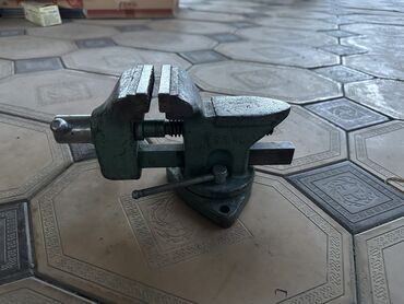 Тиски: 4 штук Тиски СССР Две маленькие! По 4000 сом Один средний. 8000сом — 7