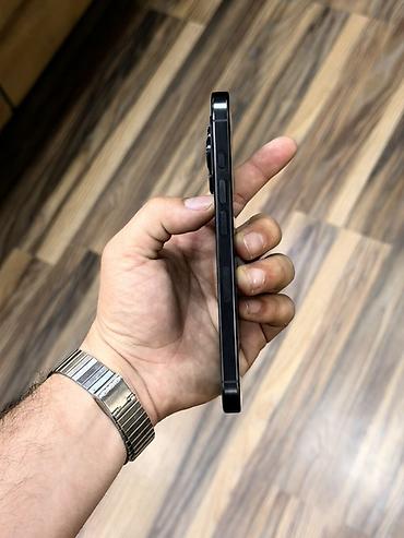 selfie: IPhone 16 Pro, 128 GB, Qara, Face ID — 4