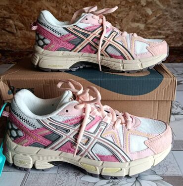 кроссовки изи бишкек: Кроссовкалар, 40.5, Asics, Жаңы, түсү - Кызгылт