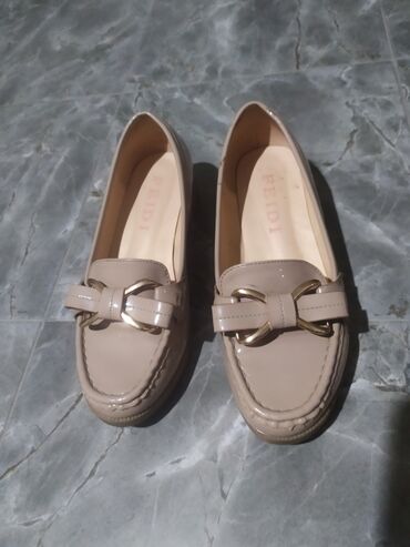 детская обув: Продается лоферы женские, размер 35 на узкую ноги, лакированные