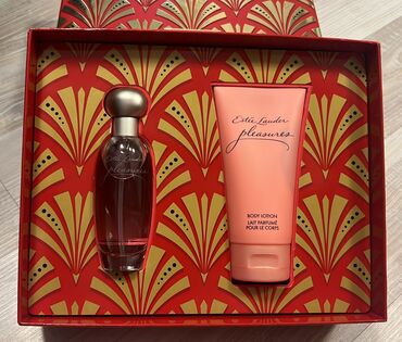 Toy paltarları və aksesuarları: Estee Lauder Pleasures ətir və bədən losyonu dəsti zərif çiçək notları