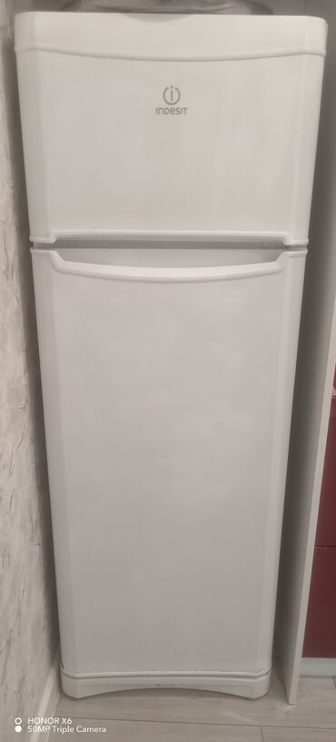 işlənmiş xaldenik: Indesit iki qapılı soyuducu - Rəng: ağ - Yuxarıda ayrıca dondurucu