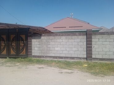 дома с большим участком: Представляем дом, окруженный прочной стеной из шлакоблоков с