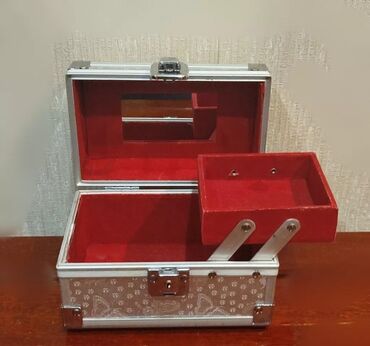 Sandıqlar: Mücrü qabı 2 əd mücrü(qızıl) qutu.Az İstifadə edilib. Yazılan qiymət — 8