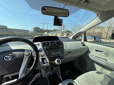 tesla model s: Toyota Prius: 1.8 l | 2011 il Universal — 9
