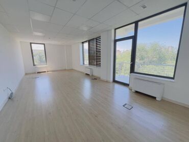 Офисы: Сдаю Офис, 55 м², В бизнес центре, С видом на горы