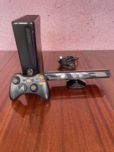 Xbox 360: XBOX 360(250гб) в комплекте киннект+игра far cry3 Приставка в хорошем
