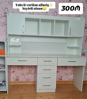 ders masası: Ağ rəngli funksional iş masası və üst vitrinli rəf sistemi — 1