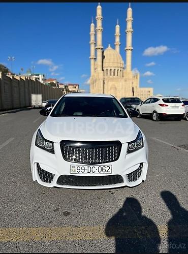 chevrolet cruze motor: Chevrolet Cruze – sedan, ağ rəng, sport üslubunda tam body-kiti ilə — 8