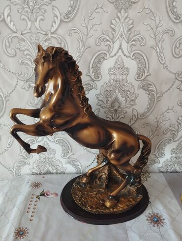 купить фарфоровую статуэтку: Фигура "Конь на дыбах" цвет бронза, материал полистоун 60см