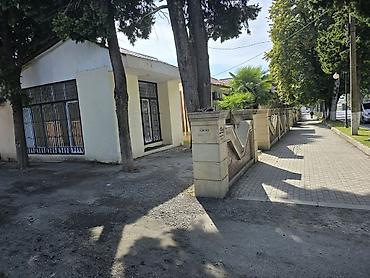 bakida xalca magazasi: Ayrıca girişli, küçə kənarında yerləşən ayrıca tikili obyekti. Obyekt — 3