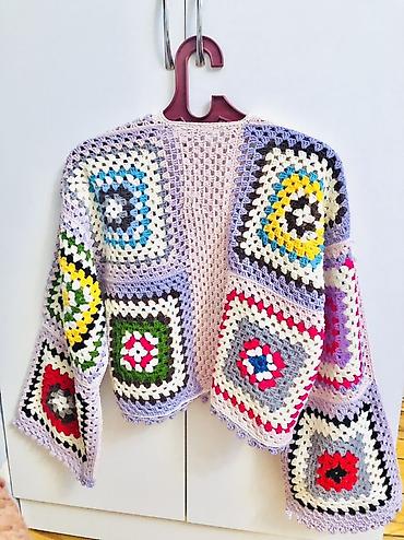Üst geyimi: Rəngarəng əl işi toxunma kardiqan - Dizayn: Klassik “granny square” — 2