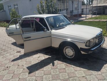 мерс банан машина: Классический седан Mercedes-Benz W123 белого цвета, оснащенный
