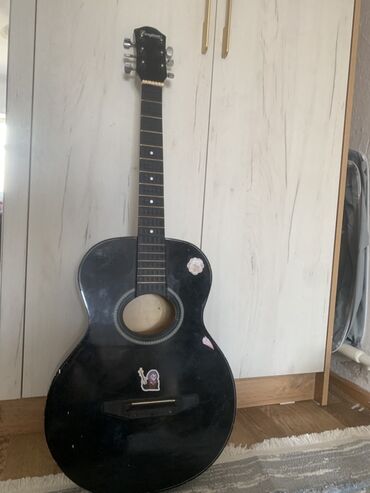 струны для гитары для начинающих: Акустическая гитара Rapitana (надпись на голове грифа), корпус формата