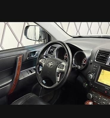 qapı paneli: Toyota Highlander – ağ rəngli, 7 yerlik geniş krossover/SUV. Əsas — 9