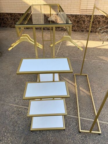 Кронштейны, стойки: Кронштейн Для телефонов и их аксессуаров, Материал: Стекло, С ящиками, Новый — 10