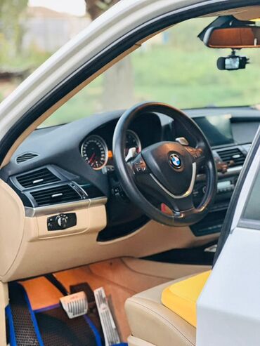 BMW: BMW X5 (E70) – ağ rəngli, güclü və geniş krossover. Xarici: - Ağ — 7