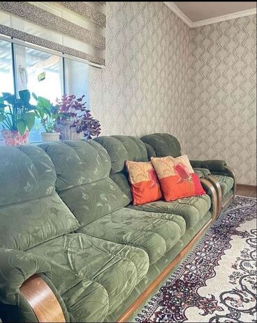 Шкафы: Продается большой диван с двумя креслами и прихожая в подарок при