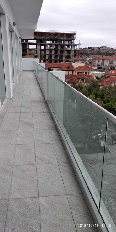 Pilləkən məhəccərləri: Şüşə panellərdən ibarət müasir pilləkən məhəccəri. Məhəccər — 6