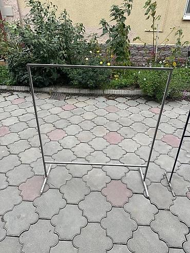 Кронштейны, стойки: Стильные стойки для одежды Все стойки в хорошем состоянии Высота — 9