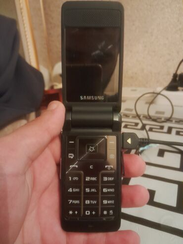 ekrani: Samsung S3600, rəng - Qara